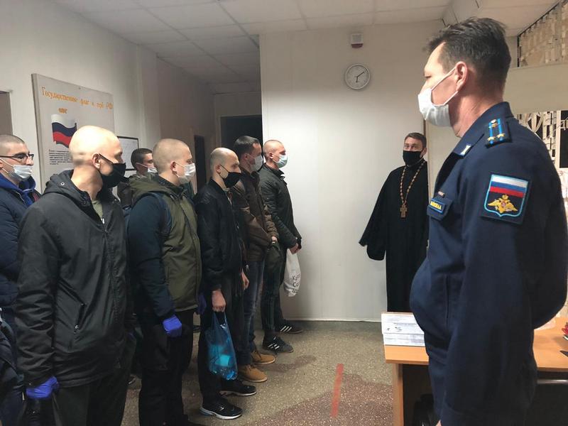 Иерей Антоний Колпаков напутствовал новобранцев осеннего призыва