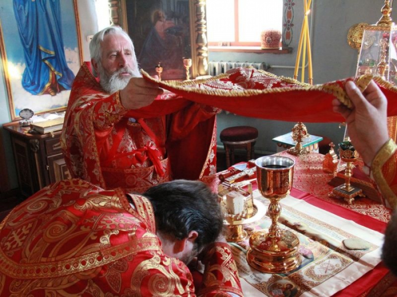 Епископ Игнатий возглавил празднование 60-летнего юбилея протоиерея Николая Уварова, настоятеля Вознесенского прихода г. Шахты