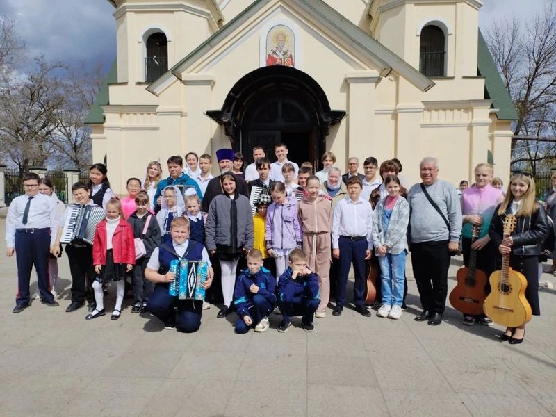 В Светлый день Пасхи в храме Святителя Николая станицы Багаевской прошли праздничные мероприятия