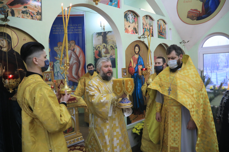 В престольный праздник Преосвященнейший епископ Симон совершил Божественную литургию в храме святого праведного Иоанна Кронштадтского г. Шахты