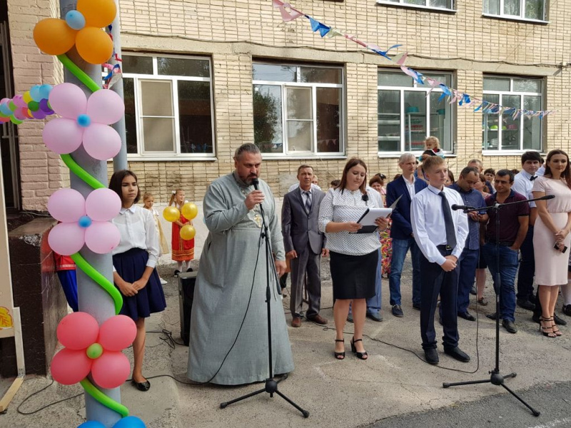 Настоятель храма святителя Тихона Задонского ст. протоиерей Анатолий Почтовый принял участие в торжественной линейке, посвященной Дню знаний