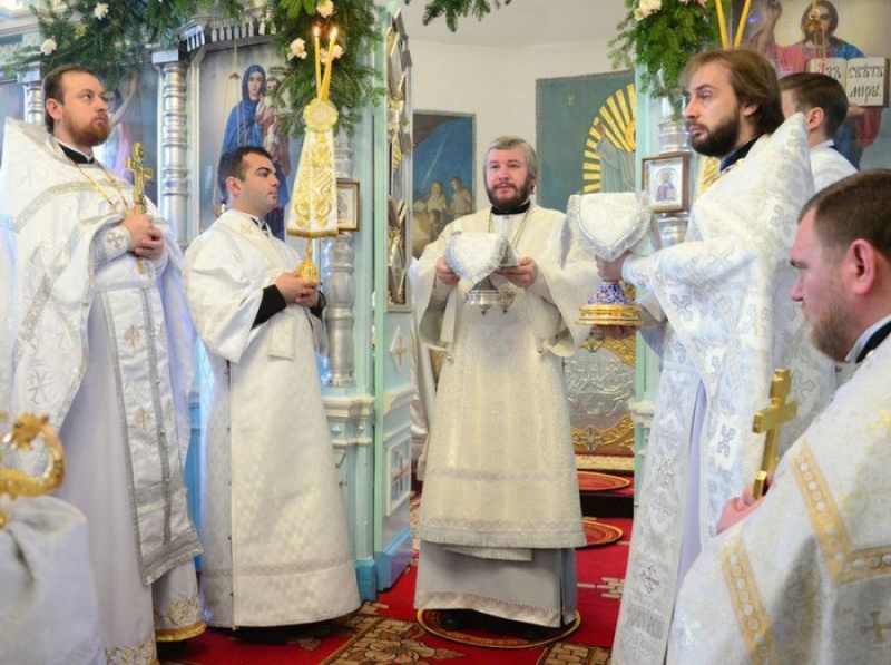 Правящий архиерей Шахтинской епархии епископ Симон возглавил Литургию в храме Архангела Михаила пос. Каменоломни