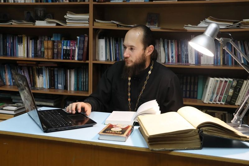 Настоятель Свято-Покровского храма провел онлайн-урок по Ветхому Завету