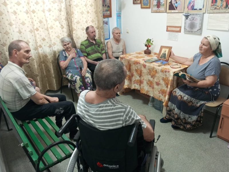 День памяти святых царственных страстотерпцев в доме престарелых поселка Садовый  