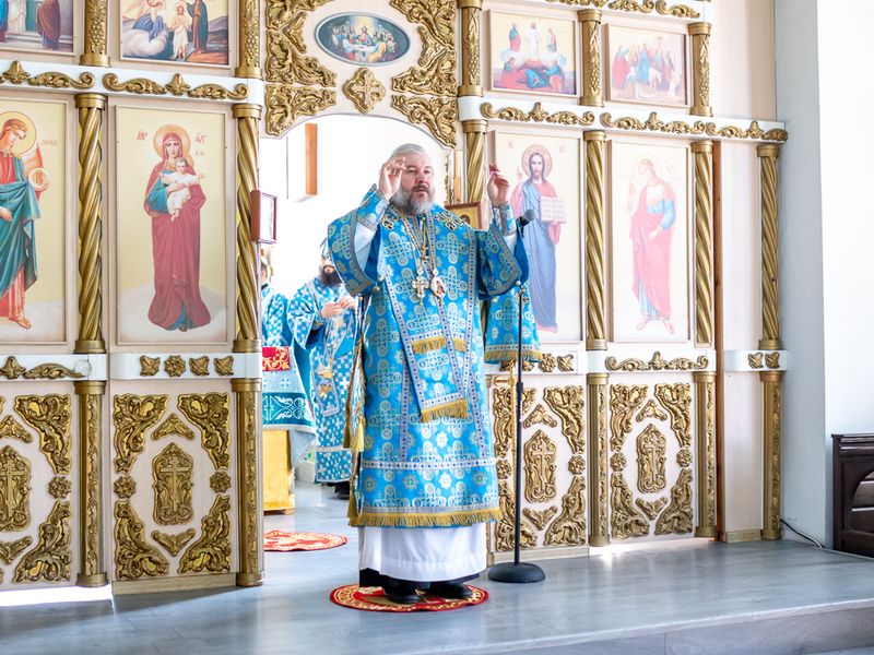 Преосвященнейший епископ Симон совершил Божественную литургию в Покровском кафедральном соборе города Шахты