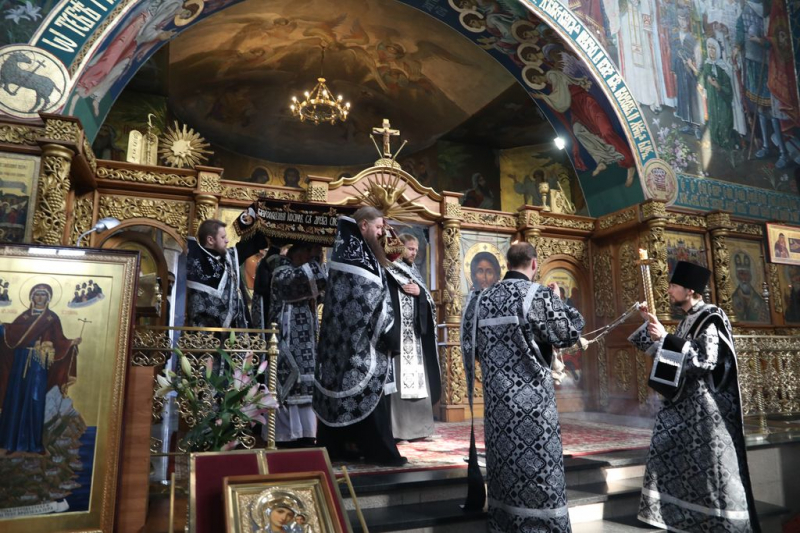 Епископ Симон совершил вечерню с чином выноса Плащаницы