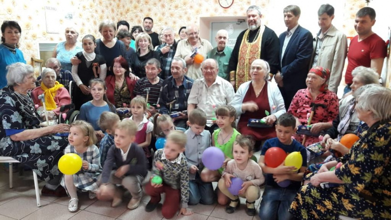 Воспитанники воскресной учебно-воспитательной группы и сестры милосердия храма Покрова Пресвятой Богородицы г. Каменска посетили дом престарелых х. Малая Каменка