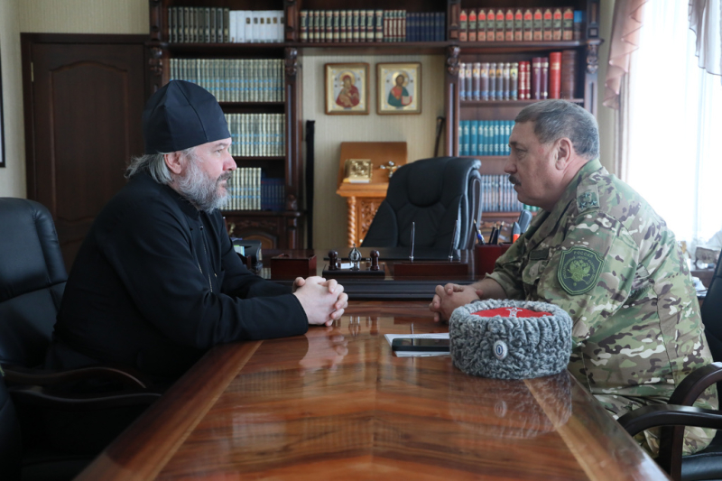 Преосвященнейший епископ Симон и атаман Окружного казачьего общества «Донецкий округ» казачий полковник А.Н. Сидаков обсудили духовное окормление кадетов и казаков
