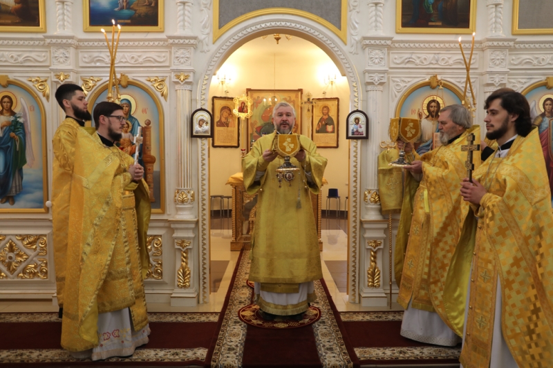 Преосвященнейший епископ Симон с архипастырским визитом посетил приход великомученицы Варвары города Гуково