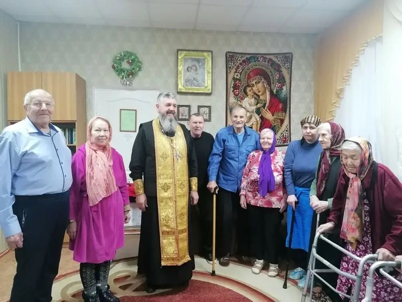 Духовная поддержка: священник посетил центр соцобслуживания города Гуково