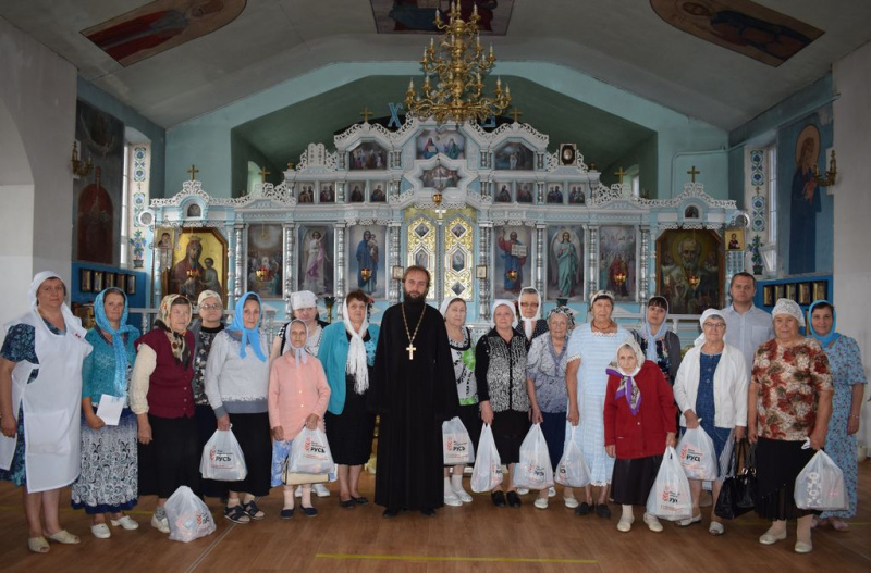 Протоиерей Сергий Яценко и сестры Марфо-Мариинского сестричества раздали продуктовые наборы людям, попавшим в тяжелую жизненную ситуацию