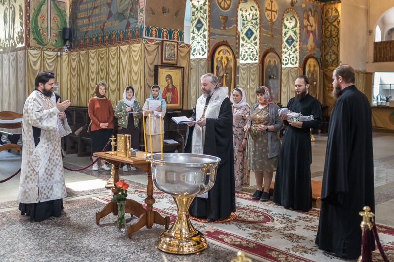 Преосвященнейший епископ Симон совершил таинство Крещения в Покровском кафедральном соборе города Шахты