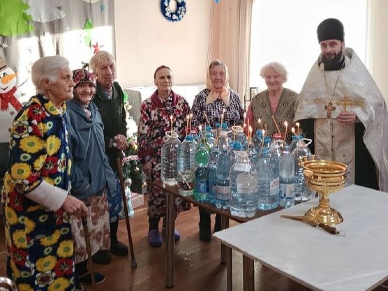 Духовная поддержка пожилых: как в соццентре встретили Крещение