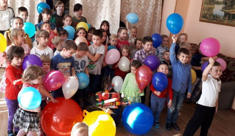 Воспитанники воскресной учебно-воспитательной группы Свято-Покровского прихода навестили детей, пребывающих в реабилитационном центре г. Каменск-Шахтинский