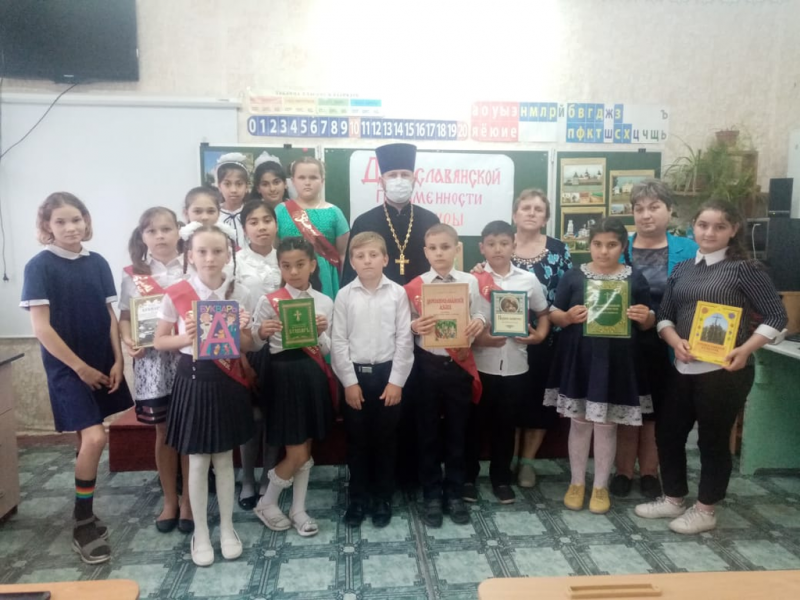 Протоиерей Роман Мясников поздравил учеников Усьманской школы с Днем славянской письменности и культуры