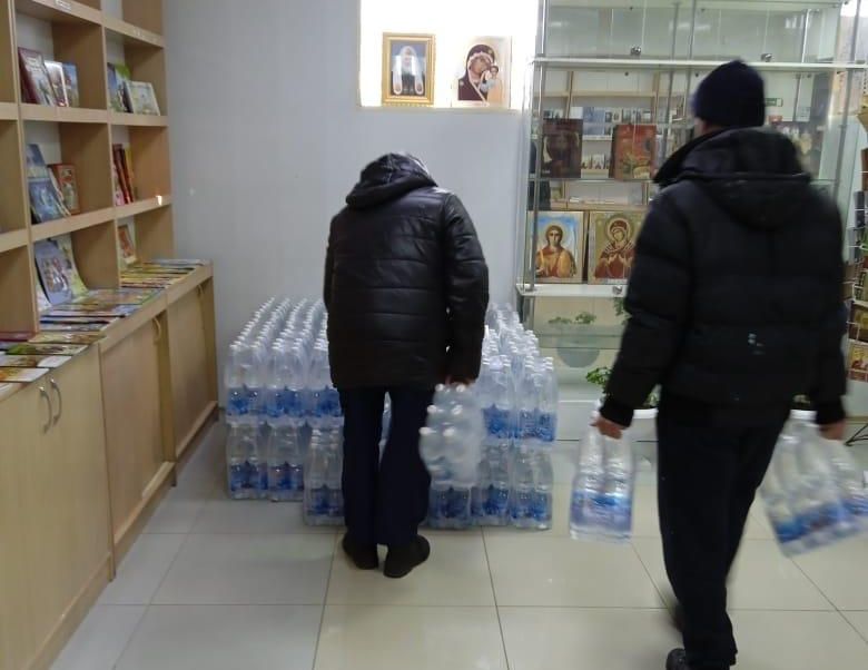 Для гуманитарного склада при Покровском кафедральном соборе из Екатеринодарской епархии доставлена питьевая вода