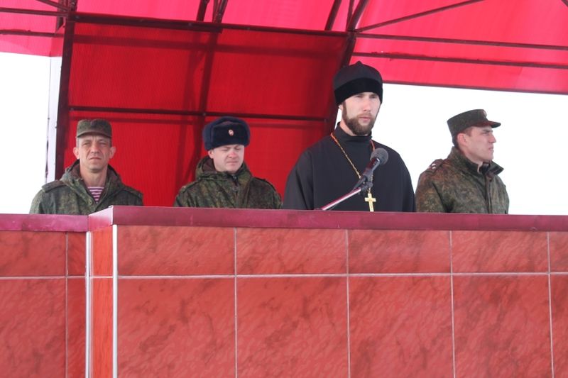 Священник поздравил учебный полк шахтинской войсковой части с годовщиной создания внутренних войск