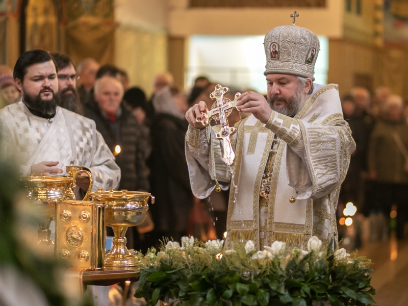 В праздник Крещения Господня Преосвященнейший епископ Симон совершил Литургию, чин Великого освящения воды в Покровском кафедральном соборе города Шахты