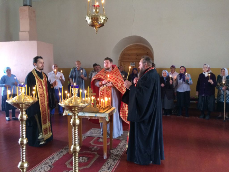 Благочинный приходов Тарасовского округа иерей Владимир Татаркин представил прихожанам храма Рождества Христова ст. Митякинской нового настоятеля иерея Антония Можаева