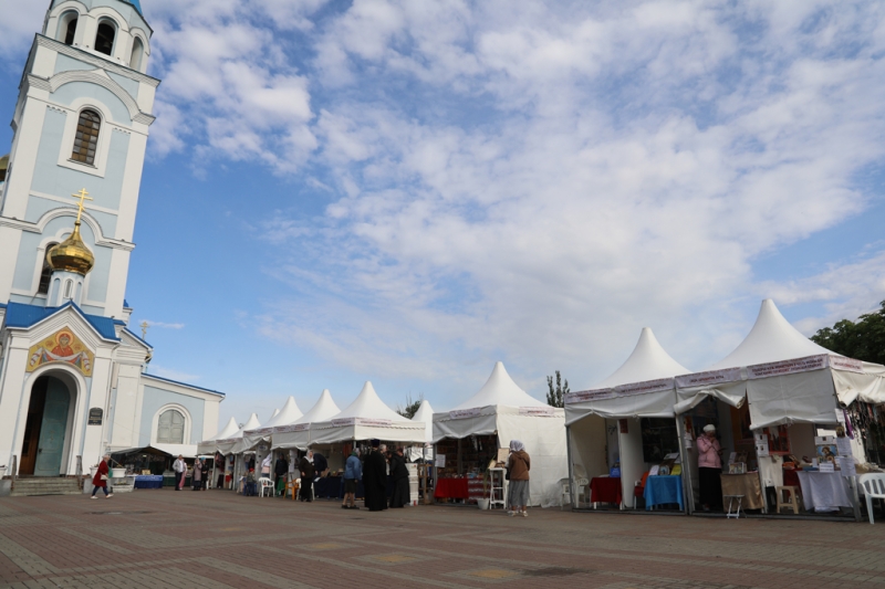 Преосвященнейший епископ Симон посетил выставку-ярмарку «Пасхальная радость» на Соборной площади города Шахты