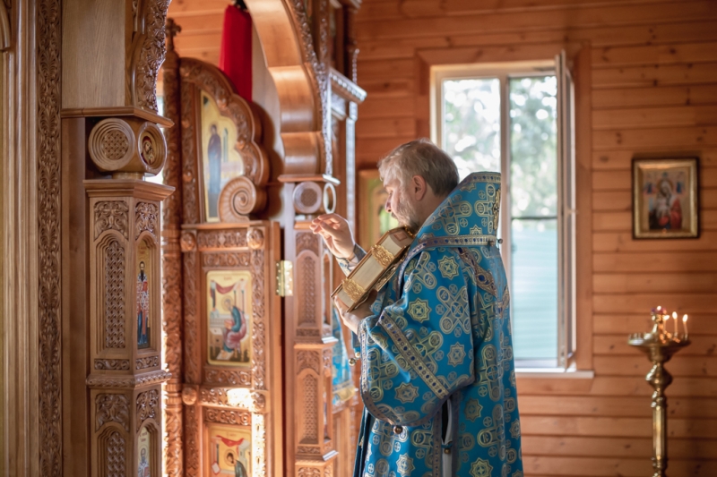 Преосвященнейший епископ Симон совершил Божественную литургию в храме преподобного Сергия Радонежского города Шахты