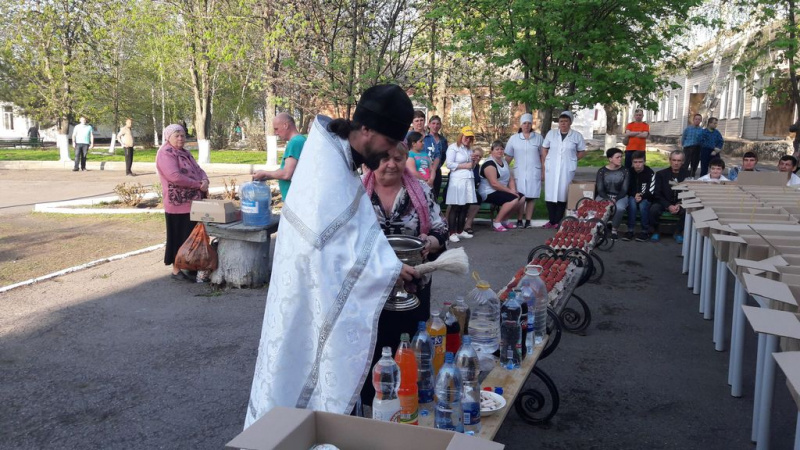 В горненском психо-неврологическом интернате иеромонах Арсений (Алимов)  совершил освящение пасхальных приношений 