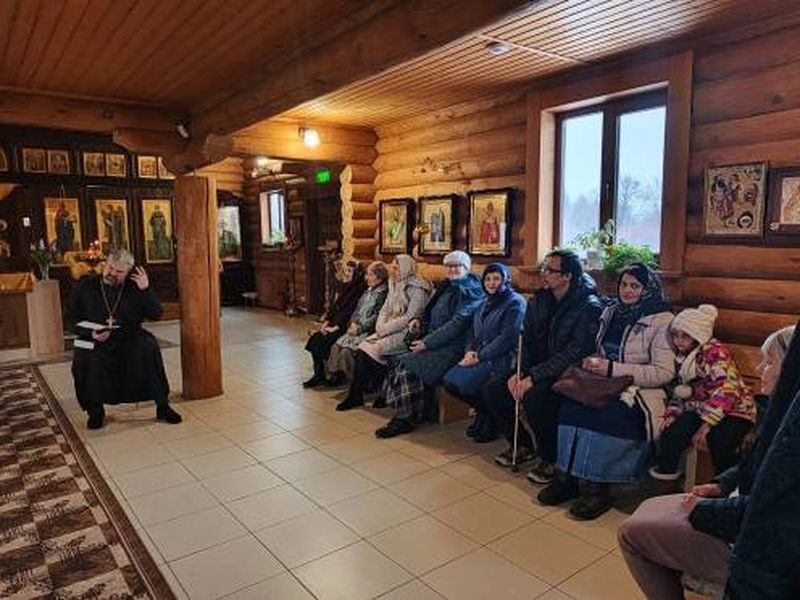 В храме апостола Андрея Первозванного прошло очередное занятие библейской группы