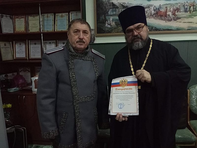 В штабе Донецкого округа ВКО ВВД протоиерею Василию Хадыкину вручили благодарность от командования 18-го отряда «БАРС»