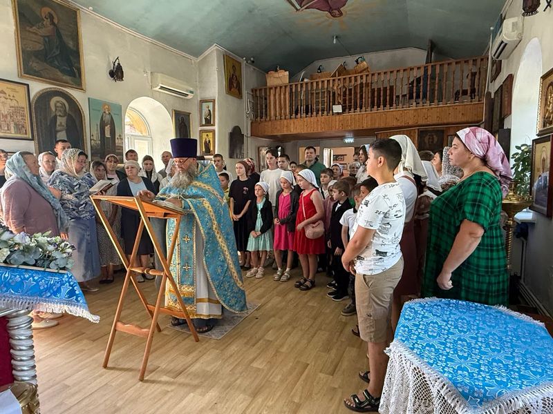 В храме святителя Тихона Задонского посёлка Тарасовский совершили молебен перед началом учебного года