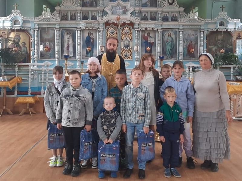 Сестры Марфо-Мариинского сестричества и преподаватели воскресной школы «Благовест» собрали для воспитанников социального приюта «Огонек» подарки