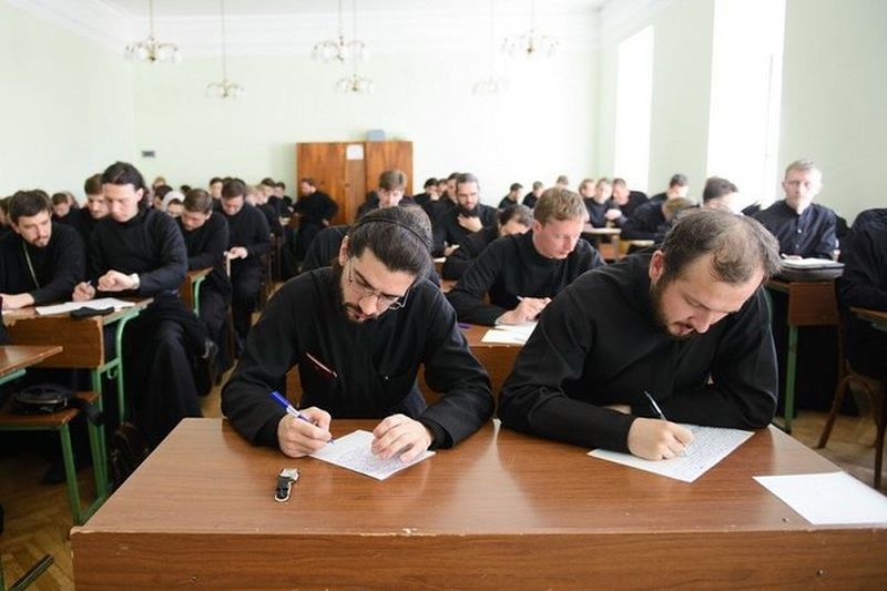 РАЗВЕНЧИВАНИЕ МИФОВ ОБ ОБРАЗОВАНИИ ПАСТЫРЕЙ: ОПЫТ ХХ ВЕКА