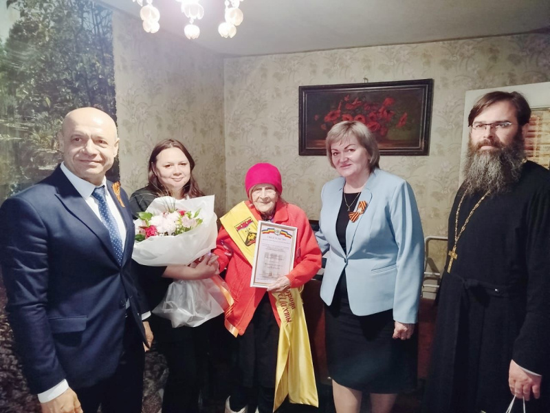 С 80-летием Великой Победы благочинный Александровск-Грушевского округа вместе с Администрацией города Шахты поздравили ветерана Великой Отечественной войны Александру Дмитриевну Писанную