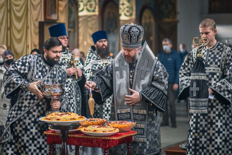 Епископ Шахтинский и Миллеровский Симон совершил Литургию Преждеосвященных Даров в Покровском кафедральном соборе г. Шахты