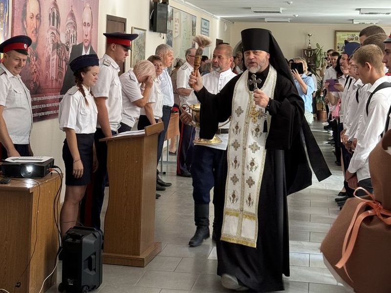 Иеромонах Димитрий (Яроцкий) благословил воспитанников Кадетского Казачьего Техникума на начало учебного года