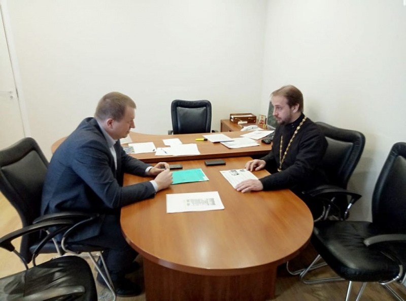 Протоиерей Сергий Яценко провел рабочую встречу с директором Департамента труда и социального развития Администрации г. Шахты