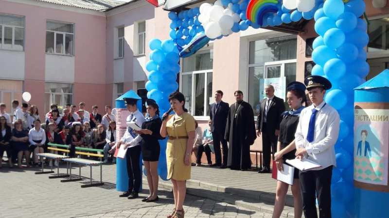 Иерей Николай Налеткин принял участие в торжественной линейке, посвященной окончанию учебного года, в школе № 25 г. Шахты