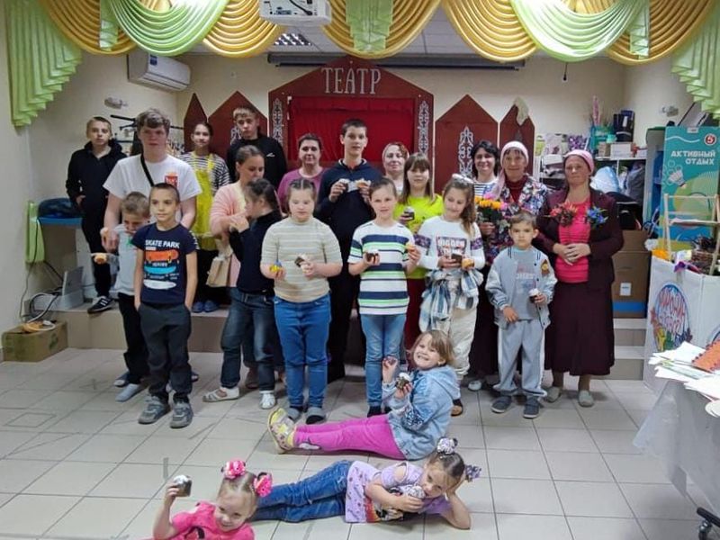 Учащиеся воскресной школы «Благовест» поздравили детей с ограниченными возможностями с Пасхой Господней