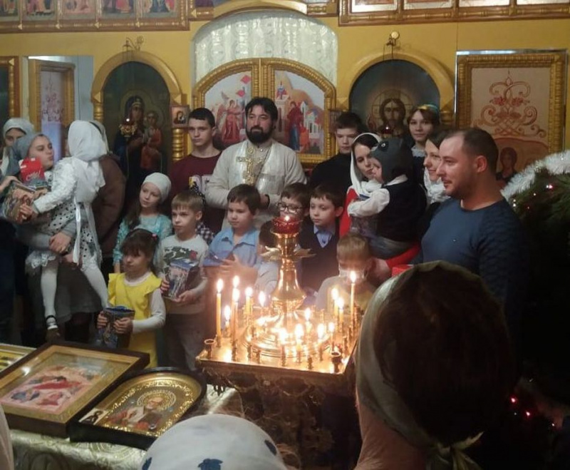 В Свято-Никольском храме сл. Кашары отметили праздник Рождества Христова