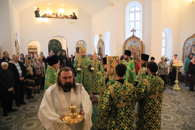 В престольный день Преосвященнейший епископ Симон совершил Божественную литургию в храме благоверного князя Александра Невского г. Шахты и рукоположил монаха Амвросия во иеродиакона