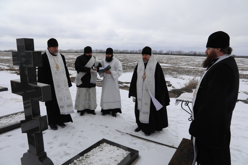 Епископ Симон совершил заупокойную литию по монахине Афанасии и монахине Серафиме, многолетним труженицам храма великомученика Пантелеимона города Миллерово