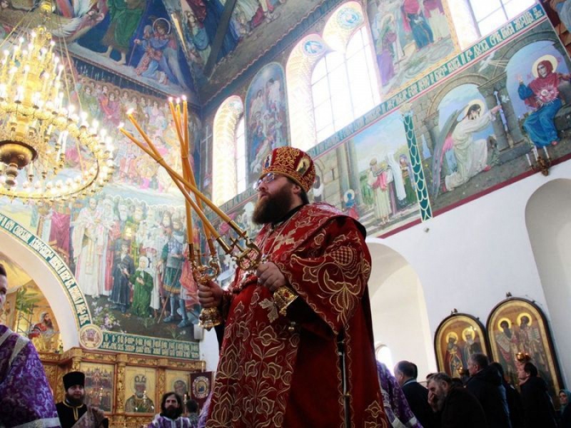 В праздник Входа Господня в Иерусалим епископ Игнатий совершил Божественную литургию в Покровском кафедральном соборе г. Шахты