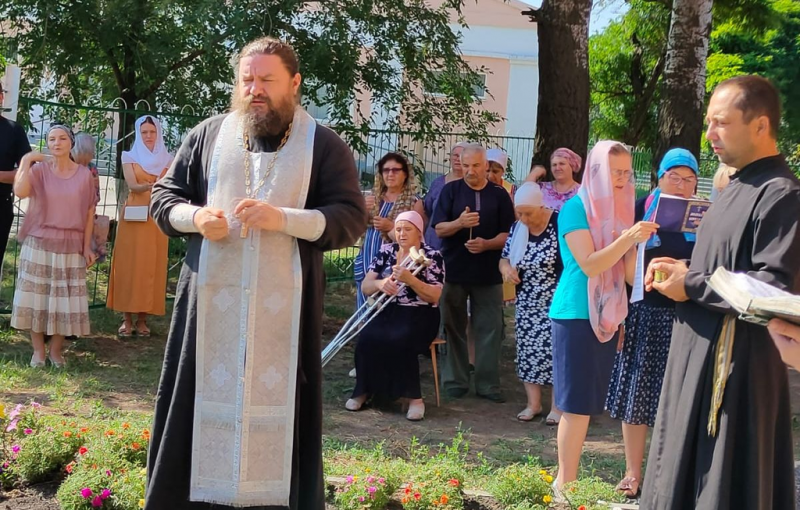 Духовенство и прихожане храма святителя Тихона Задонского ст. Кривянской почтили память своего бывшего настоятеля