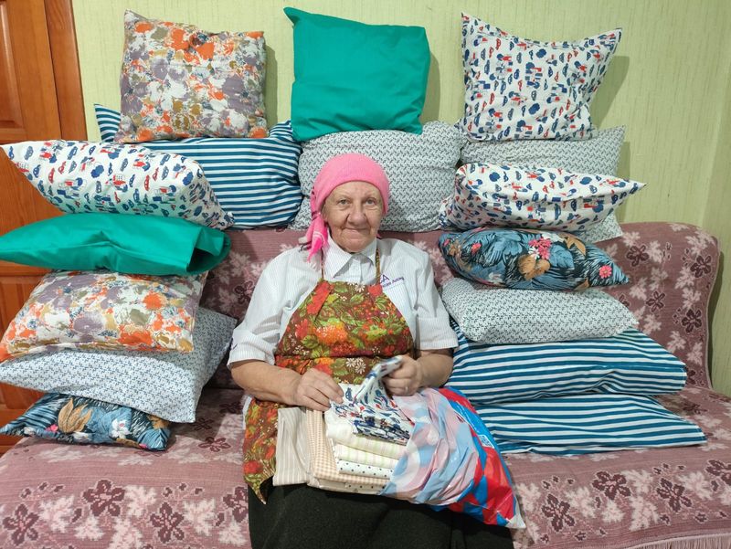 Работа в доме "бабушки Вали": помощь бойцам от добровольцев Октябрьского района