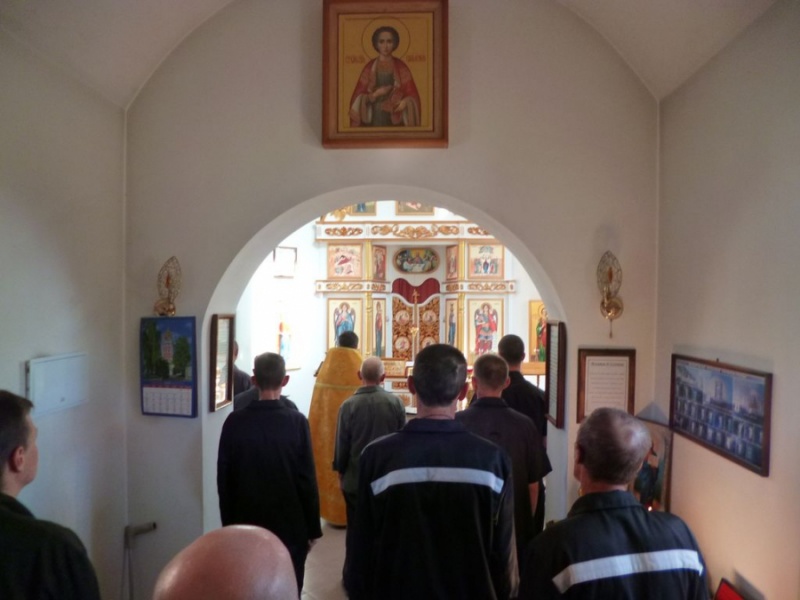 Настоятель Пантелеимоновского храма совершил молебен святителю Тихону Задонскому в ИТУ-20 города Шахты