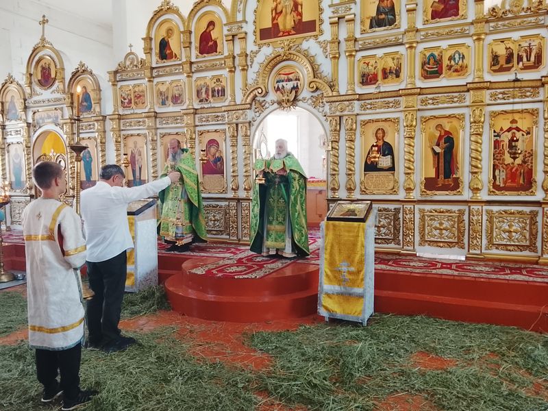 Шахтинский приход Вознесения Господня совершил традиционное паломничество в епархиальный Покровский Верхнемакеевский монастырь