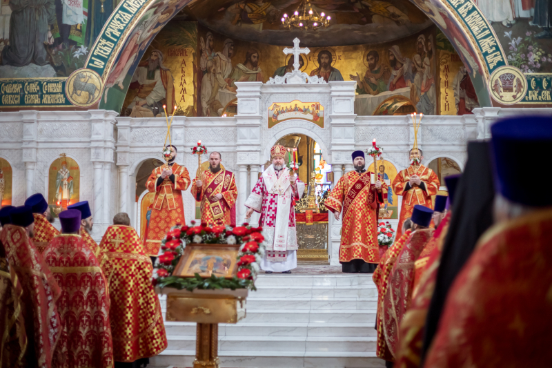 Праздник Светлого Христова Воскресения в Покровском кафедральном соборе города Шахты продолжился великой вечерней