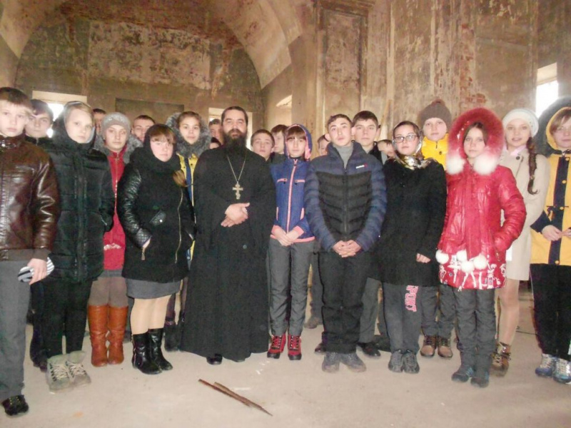 Урок в храме в рамках изучения предмета ОПК провел иерей Андрей Коршунов для учеников старших классов Большинской школы