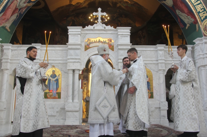 Преосвященнейший епископ Симон совершил Божественную литургию и хиротонию в Покровском кафедральном соборе города Шахты