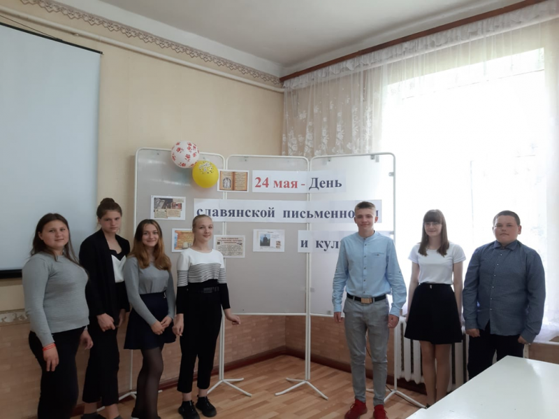 Руководитель воскресной группы при храме апостола и евангелиста Иоанна Богослова поздравил с праздником славянской письменности и культуры учащихся Первомайской школы