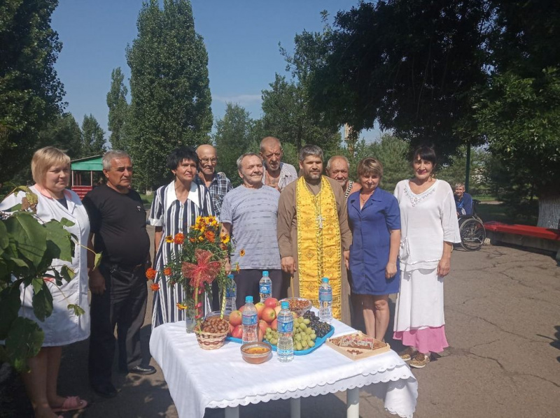 В доме-интернате для престарелых г. Красный Сулин иерей Сергий Столяров совершил водосвятный молебен с чином освящения винограда и яблок